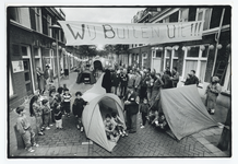 404848 Afbeelding van de protestactie van bewoners van de Balistraat te Utrecht tegen de (in hun ogen) woekerprijzen ...